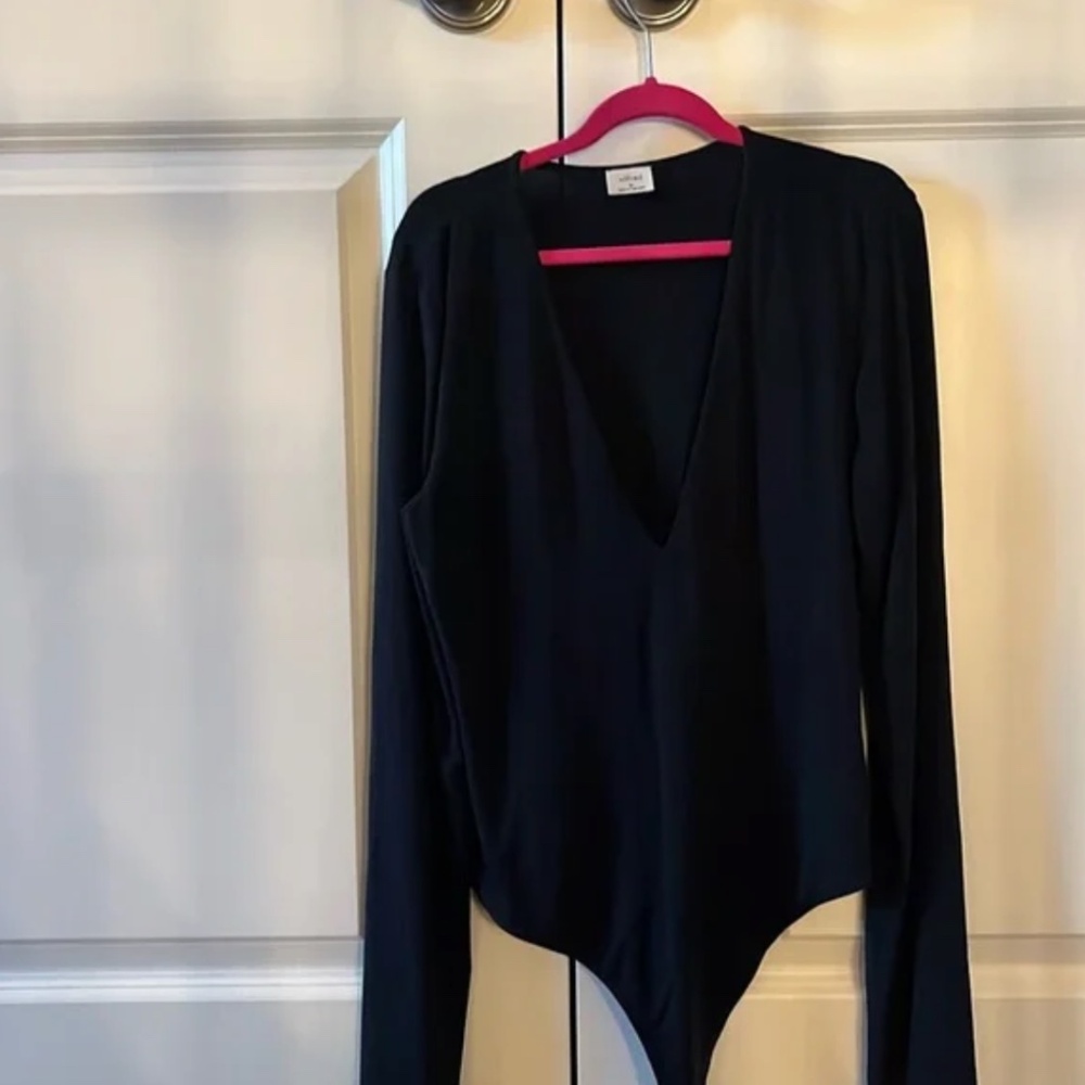 Aritzia (Wilfred), V-neck longsleeve black bodysuit, XS